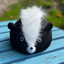 Load image into Gallery viewer, Coolcasc Animals Helmet Cover Skunk
